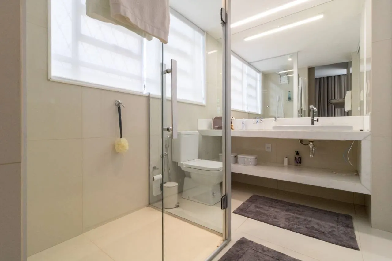 Apartamento fica a um quarteirão da Praça Marília de Dirceu  Lourdes. miniatura 18
