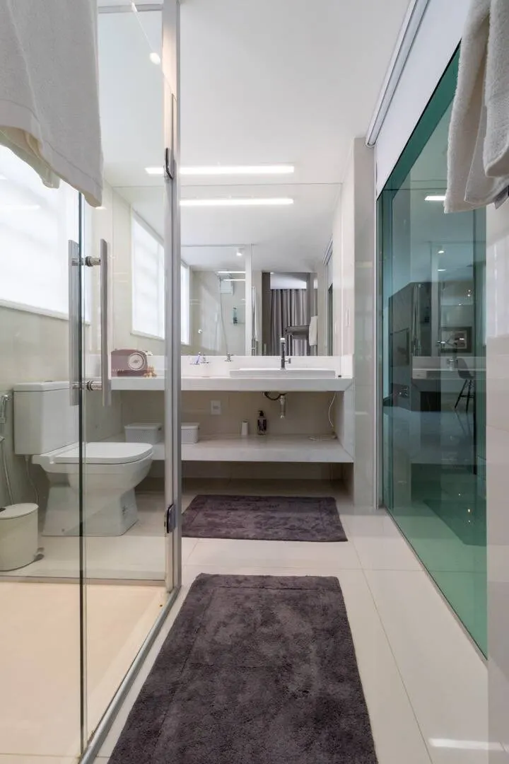 Apartamento fica a um quarteirão da Praça Marília de Dirceu  Lourdes. miniatura 19