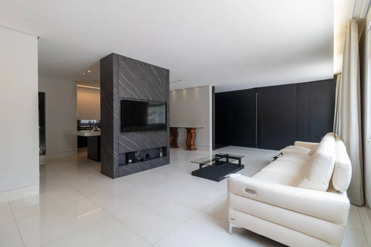 Apartamento fica a um quarteirão da Praça Marília de Dirceu  Lourdes. miniatura 3