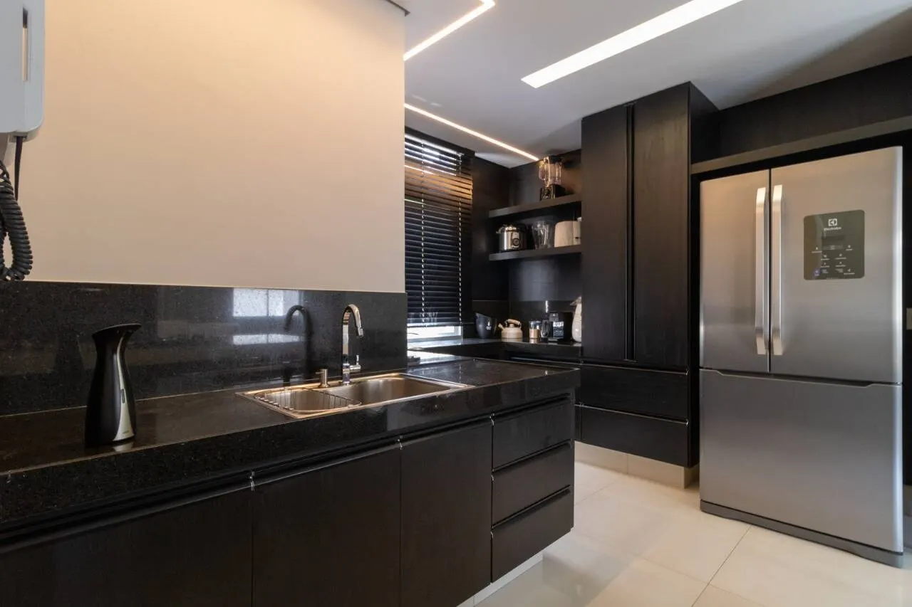Apartamento fica a um quarteirão da Praça Marília de Dirceu  Lourdes. miniatura 23