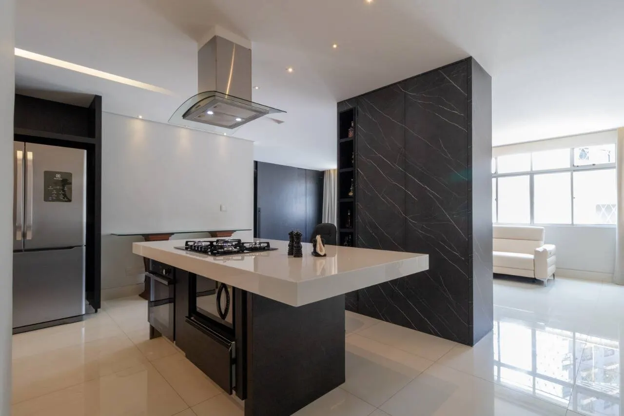 Apartamento fica a um quarteirão da Praça Marília de Dirceu  Lourdes. miniatura 24