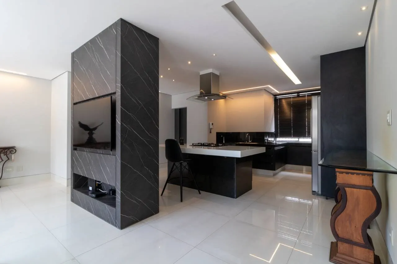 Apartamento fica a um quarteirão da Praça Marília de Dirceu  Lourdes. miniatura 25