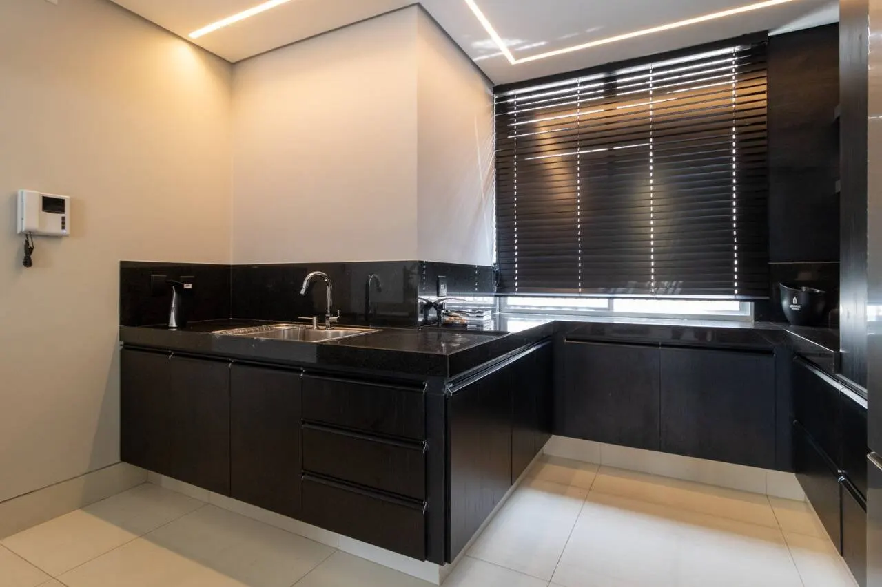 Apartamento fica a um quarteirão da Praça Marília de Dirceu  Lourdes. miniatura 26