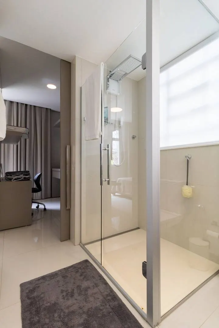 Apartamento fica a um quarteirão da Praça Marília de Dirceu  Lourdes. miniatura 28