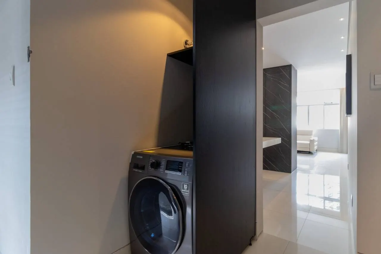 Apartamento fica a um quarteirão da Praça Marília de Dirceu  Lourdes. miniatura 29