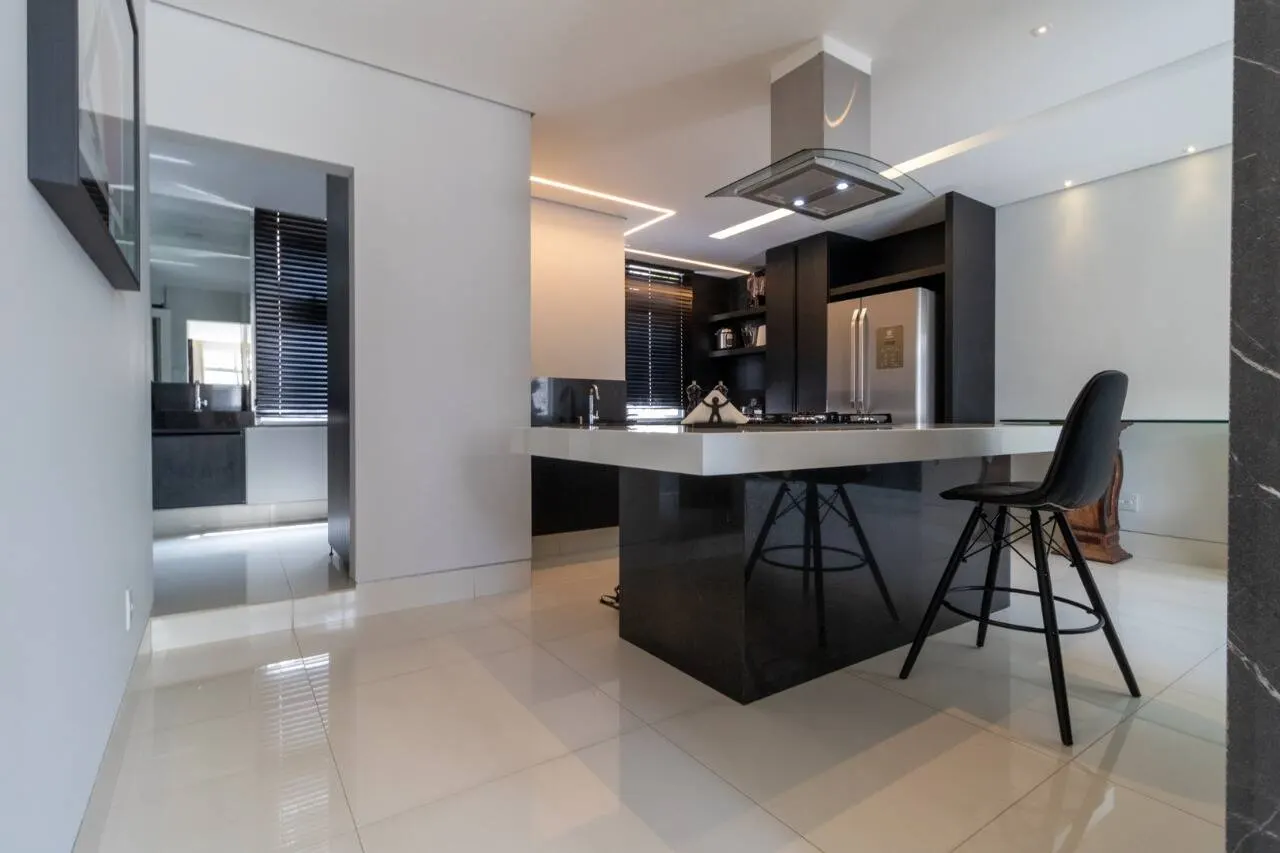 Apartamento fica a um quarteirão da Praça Marília de Dirceu  Lourdes. miniatura 4