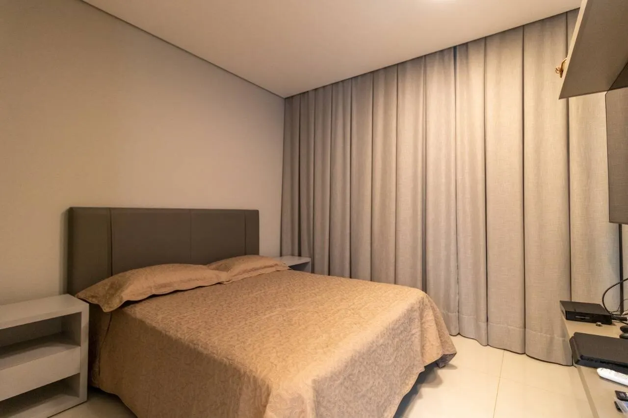 Apartamento fica a um quarteirão da Praça Marília de Dirceu  Lourdes. miniatura 5