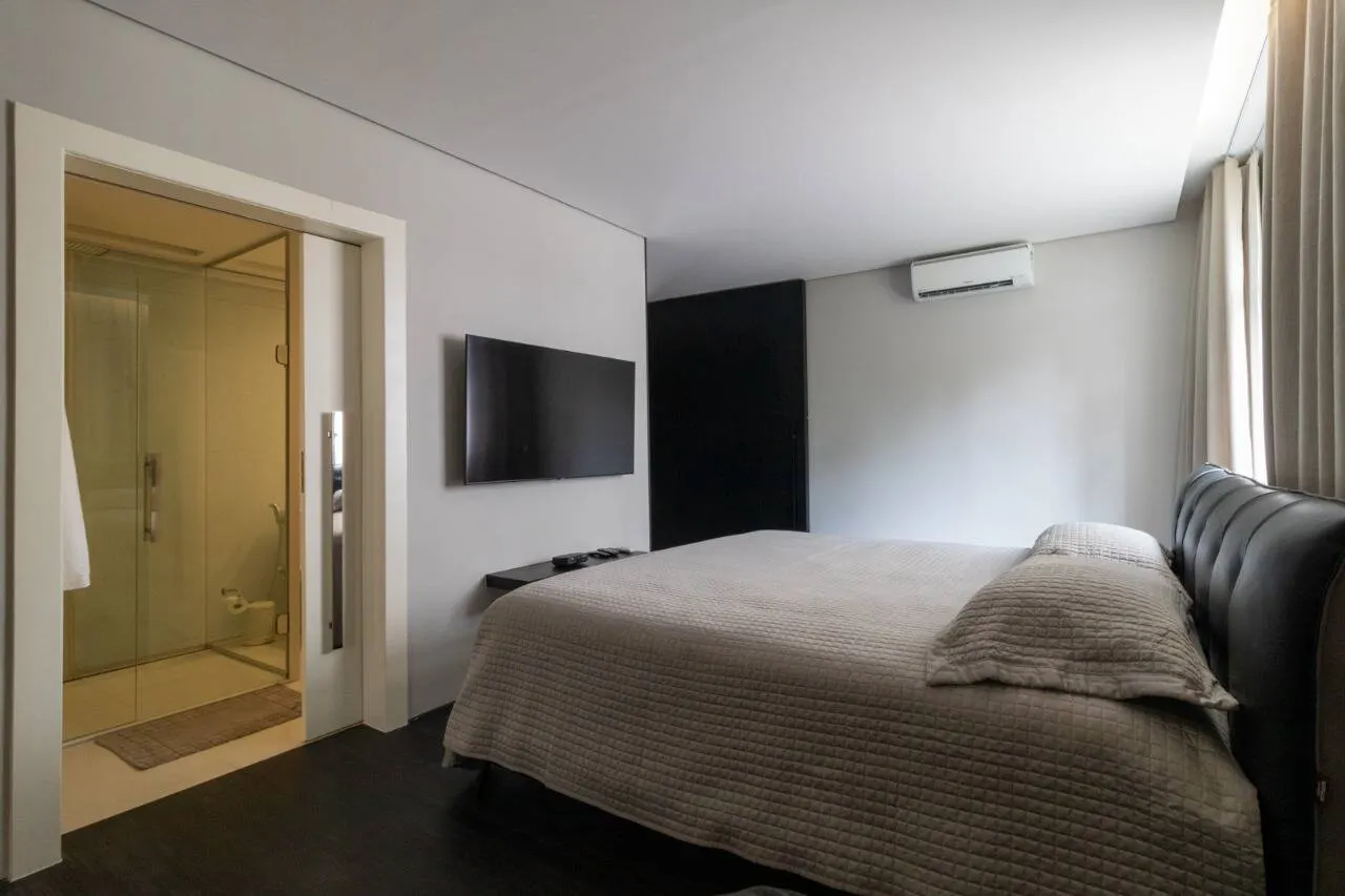 Apartamento fica a um quarteirão da Praça Marília de Dirceu  Lourdes. miniatura 6