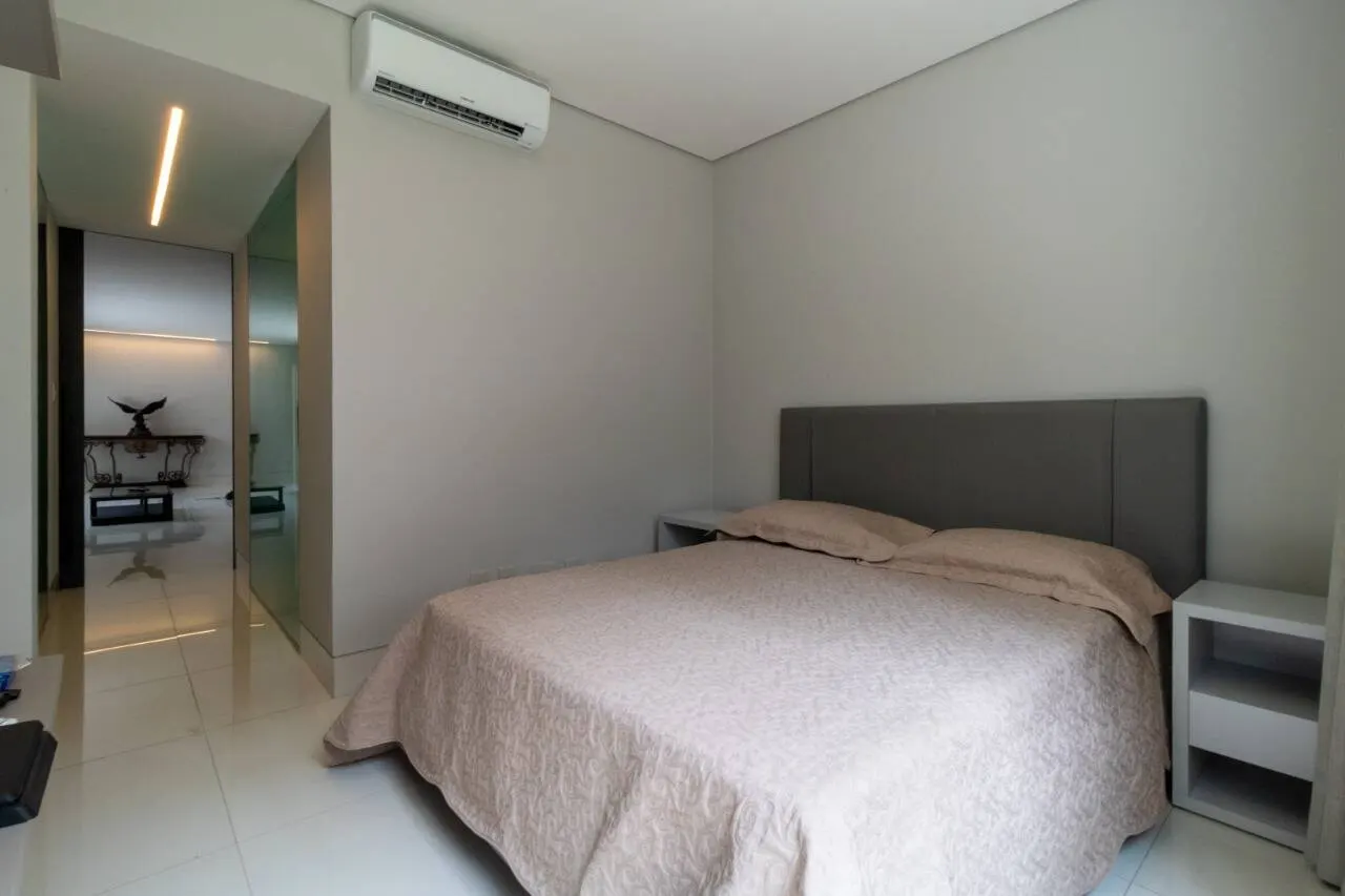 Apartamento fica a um quarteirão da Praça Marília de Dirceu  Lourdes. miniatura 7