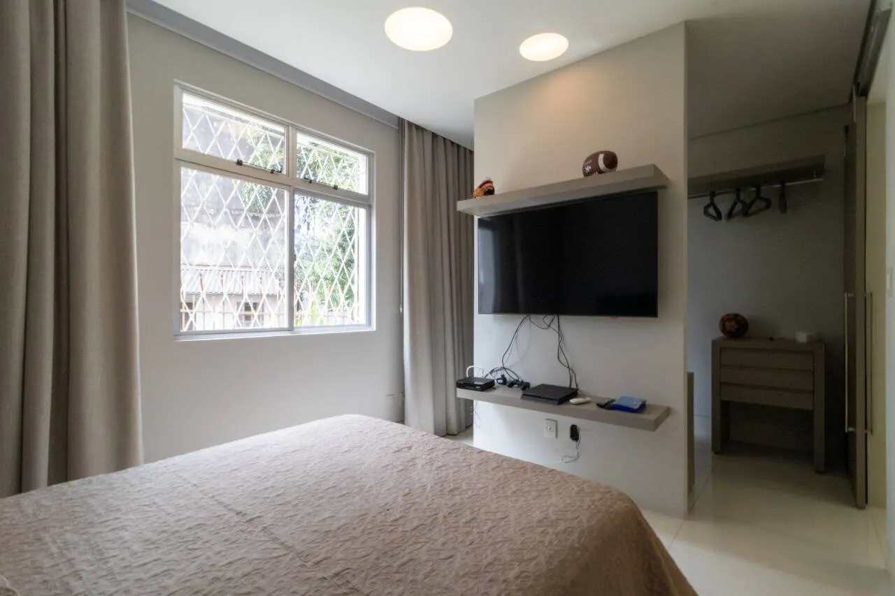 Apartamento fica a um quarteirão da Praça Marília de Dirceu  Lourdes. miniatura 9