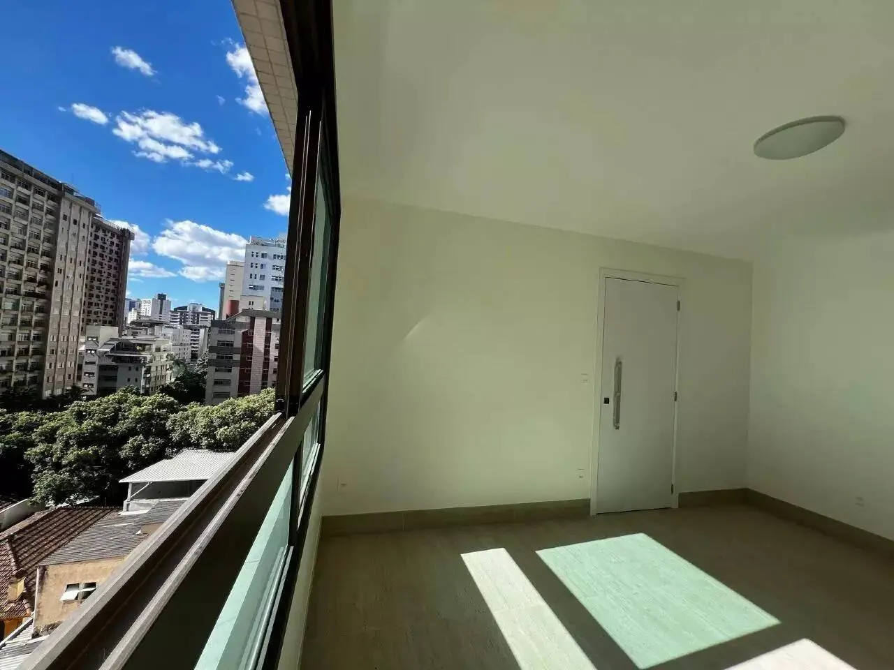 Apartamento à venda no Lourdes – 2 quartos, suíte e 2 vagas livres.