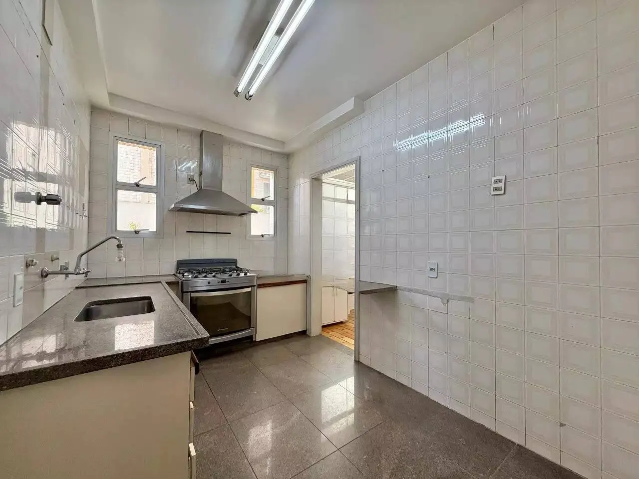 Apartamento com 03 Quartos, 01 Suíte E 02 Vagas no Bairro Carmo. miniatura 17