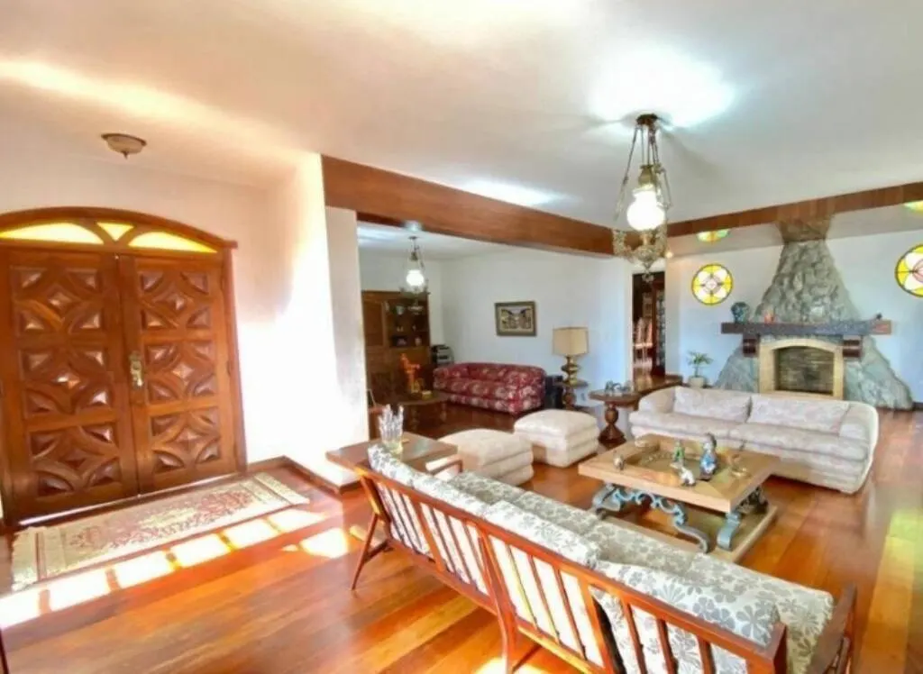 Casa com 5 Quartos, 2 Suites e 4 Vagas em Mangabeiras.