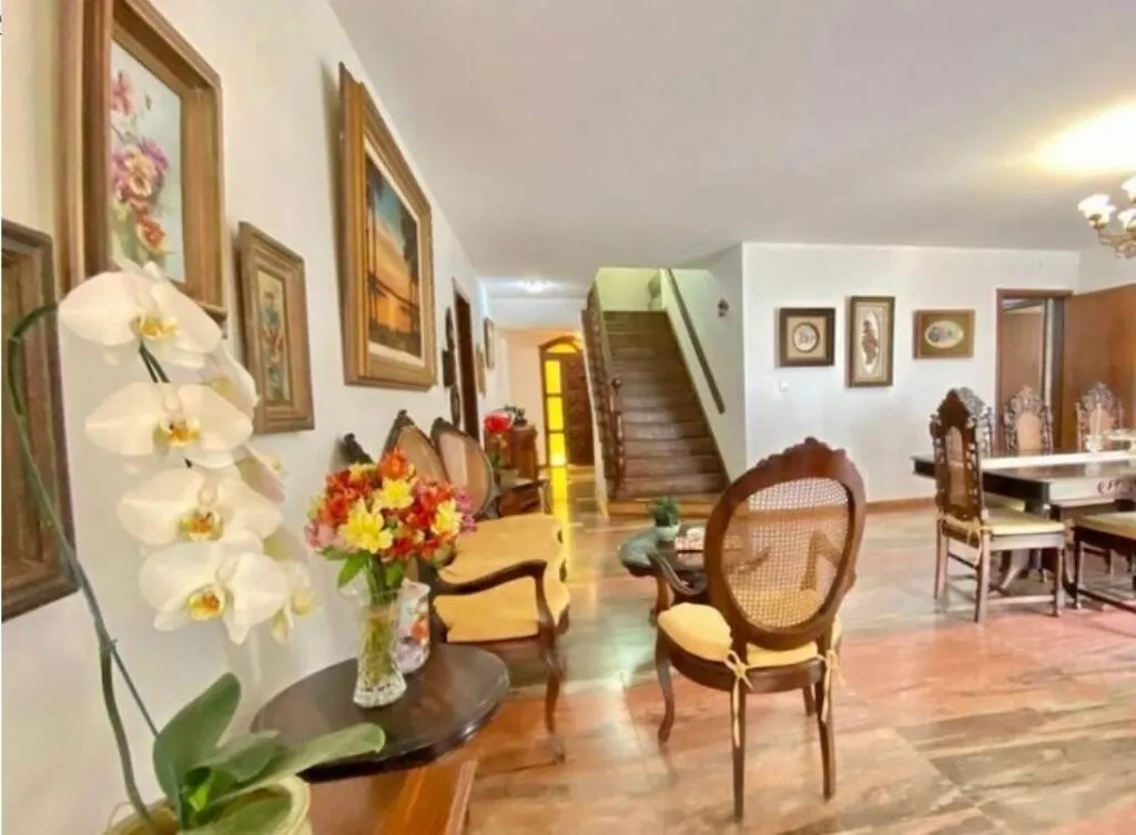 Casa com 5 Quartos, 2 Suites e 4 Vagas em Mangabeiras. miniatura 9