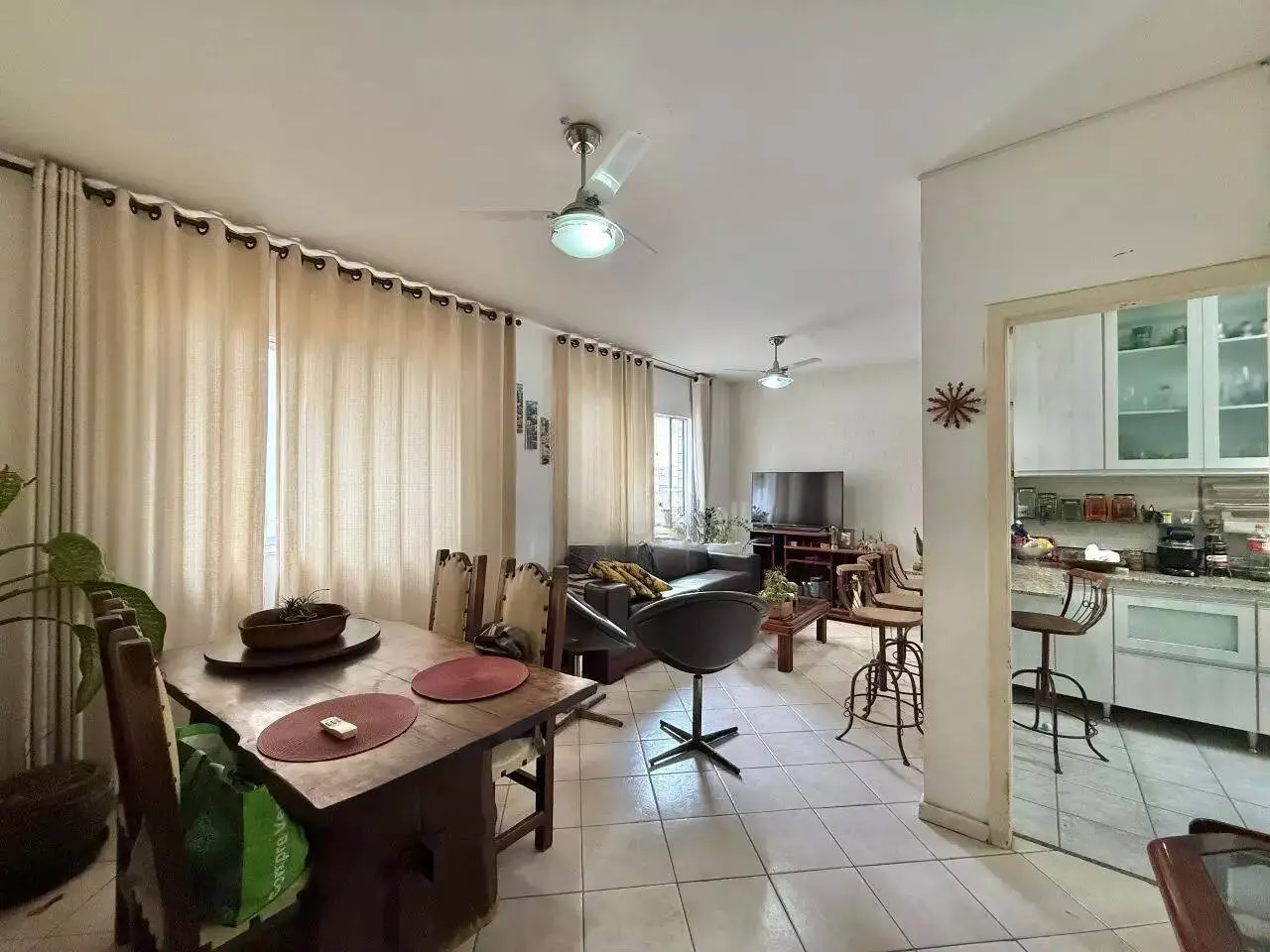 Apartamento com 3 Quartos, Suíte e 2 Vagas cabem 4 carros. Santo Antônio.