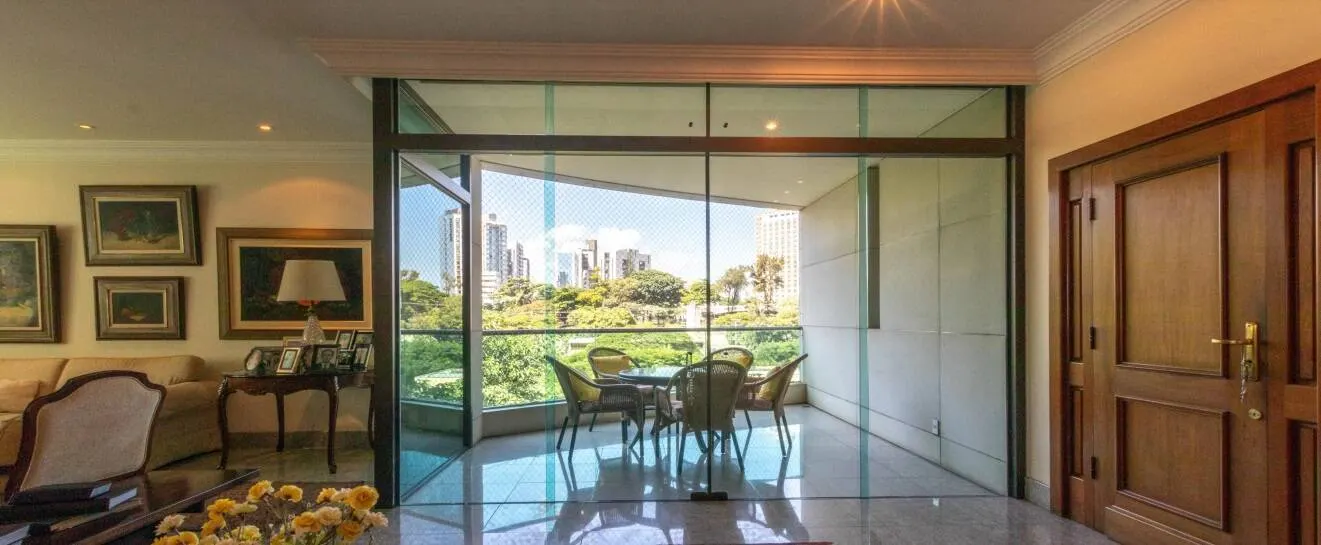 Apartamento com 2 Suítes, 2 Semi Suítes, 5 Vagas e Lazer no Lourdes. miniatura 3